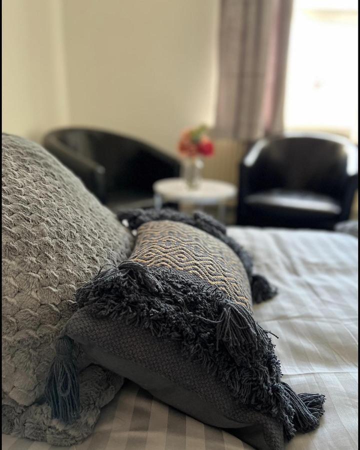 The Belle Vue Through The Looking Glass Hotell Tredegar Eksteriør bilde